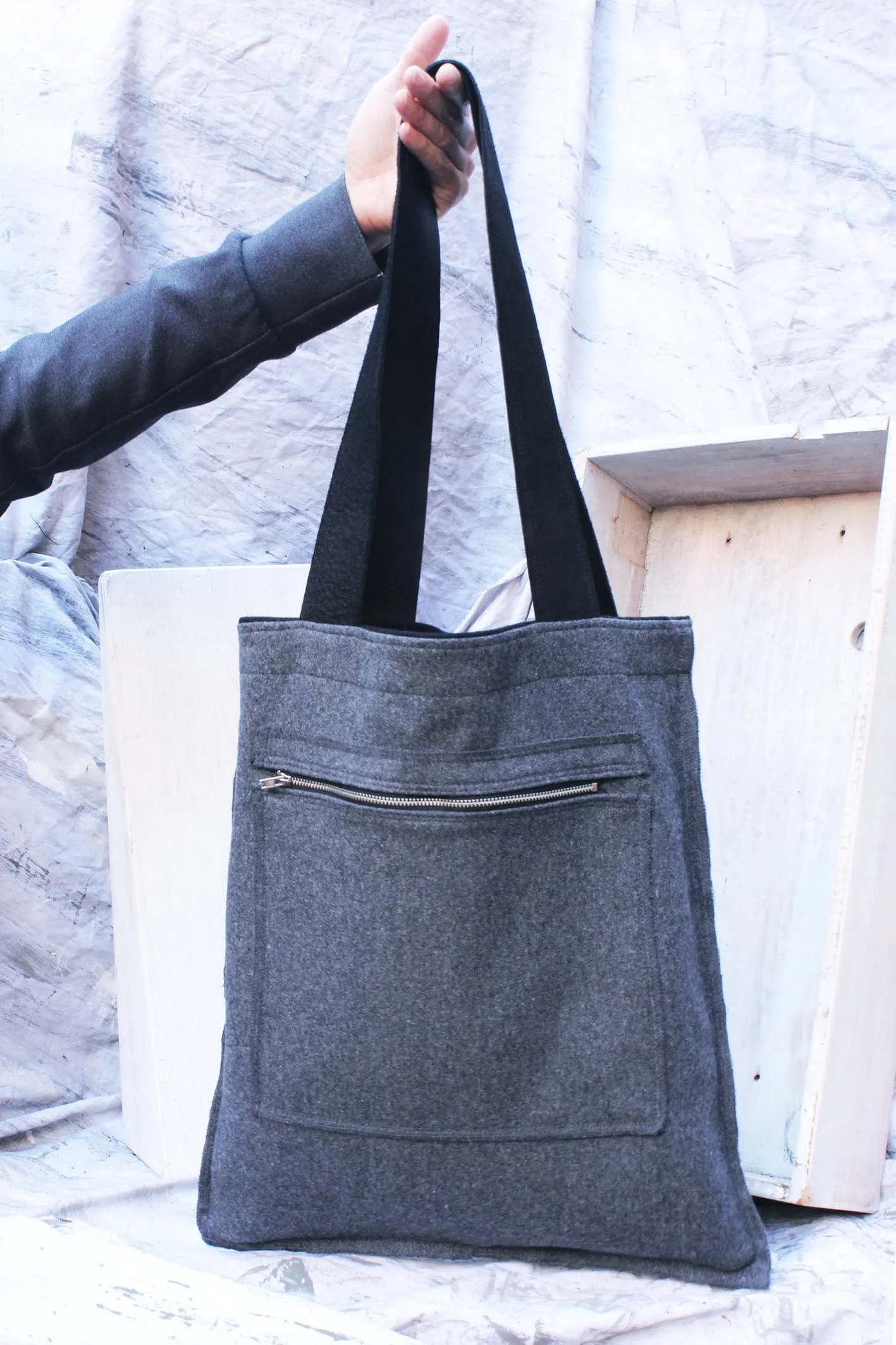 REVERSIBLE TOTE BAG - ONYX CHARCOAL