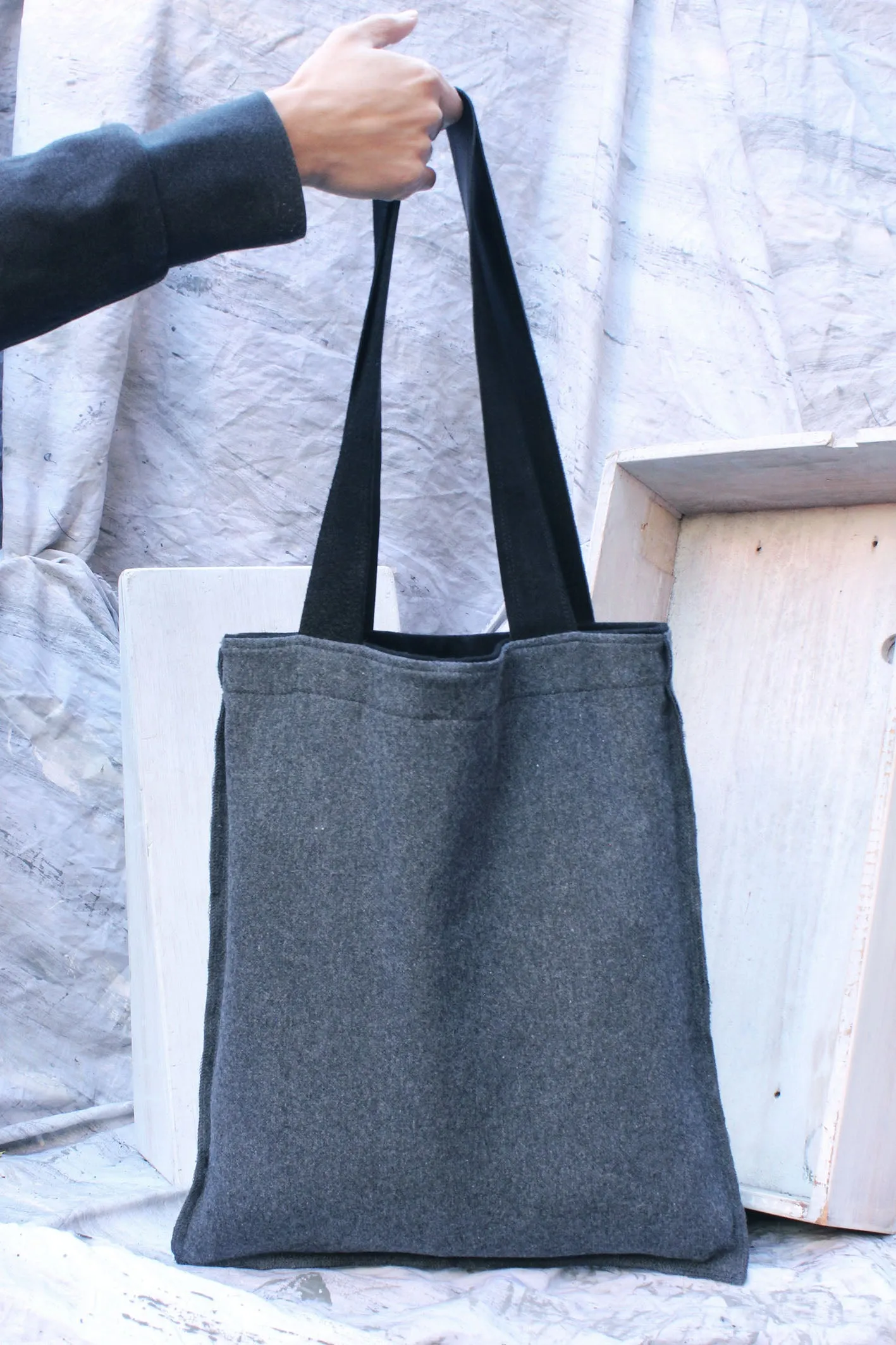 REVERSIBLE TOTE BAG - ONYX CHARCOAL